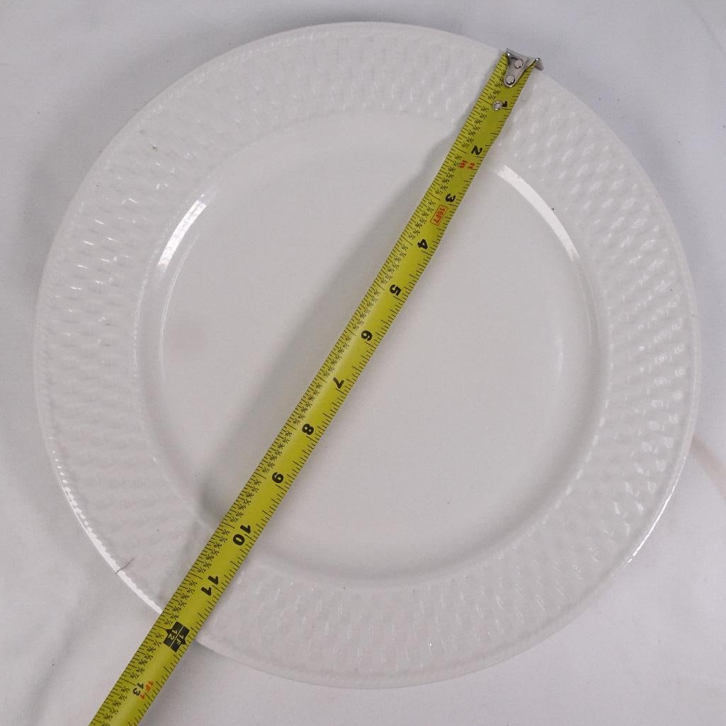 Oneida Wicker White Dinnerware Set - 3