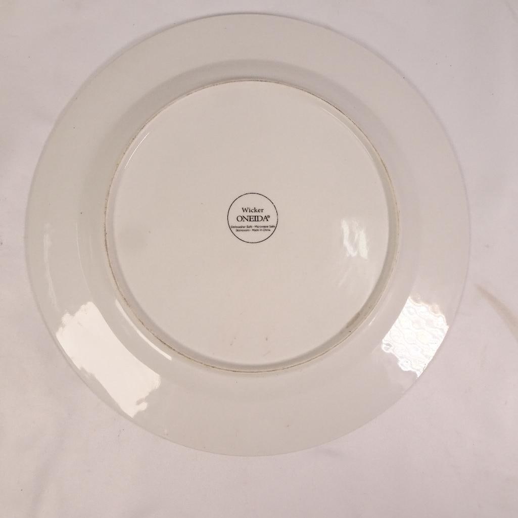 Oneida Wicker White Dinnerware Set - 4