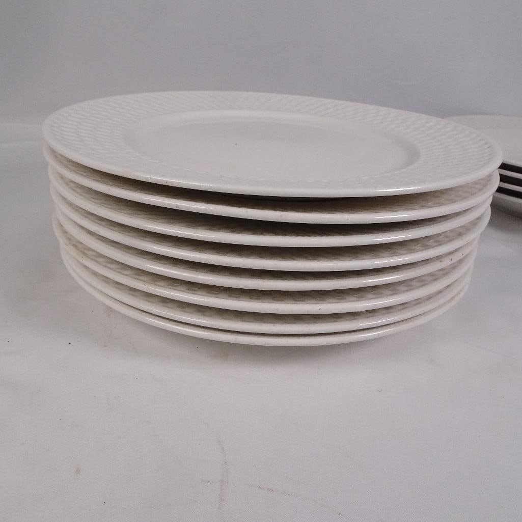 Oneida Wicker White Dinnerware Set - 6