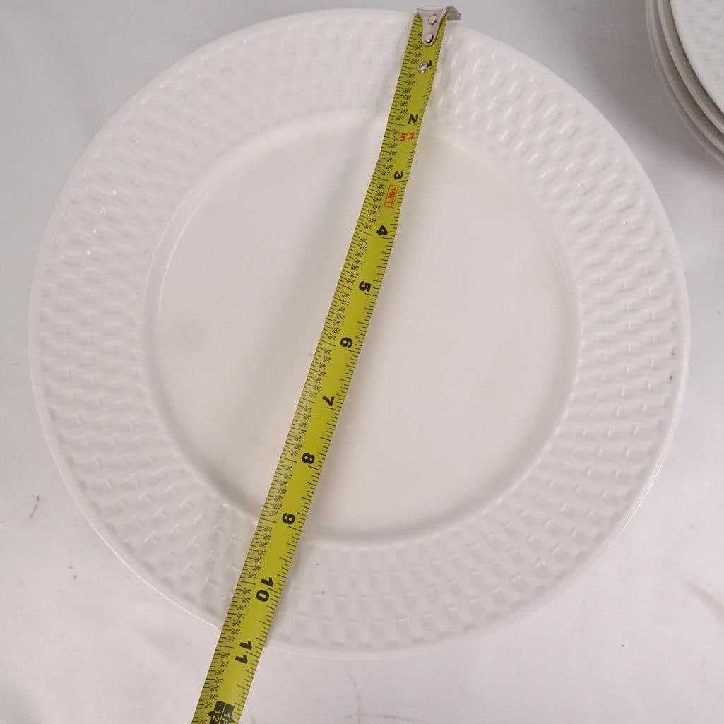 Oneida Wicker White Dinnerware Set - 7