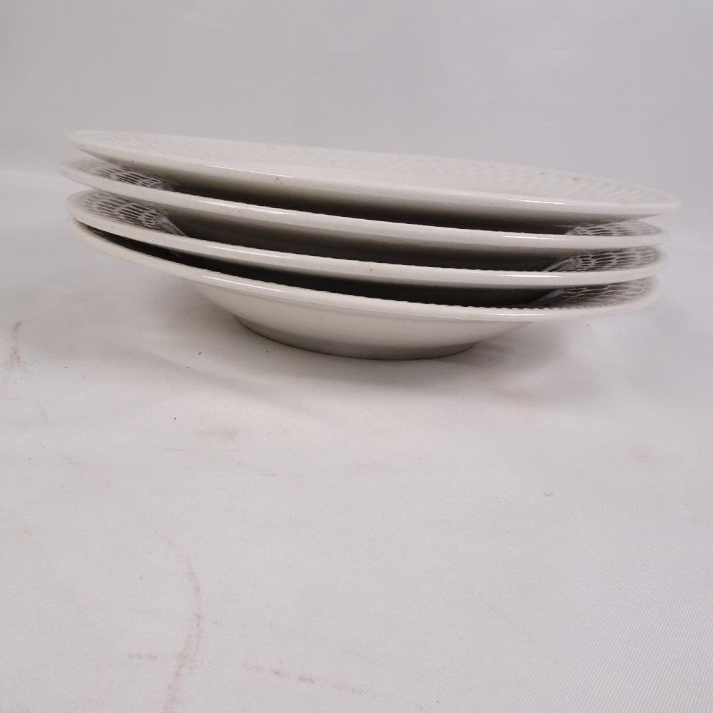 Oneida Wicker White Dinnerware Set - 8