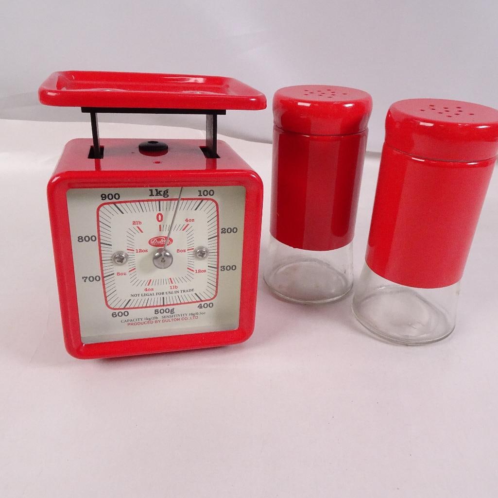 Dulton Retro Red Kitchen Scale with Matching Salt & Pepper Shakers Set (1 of 6)