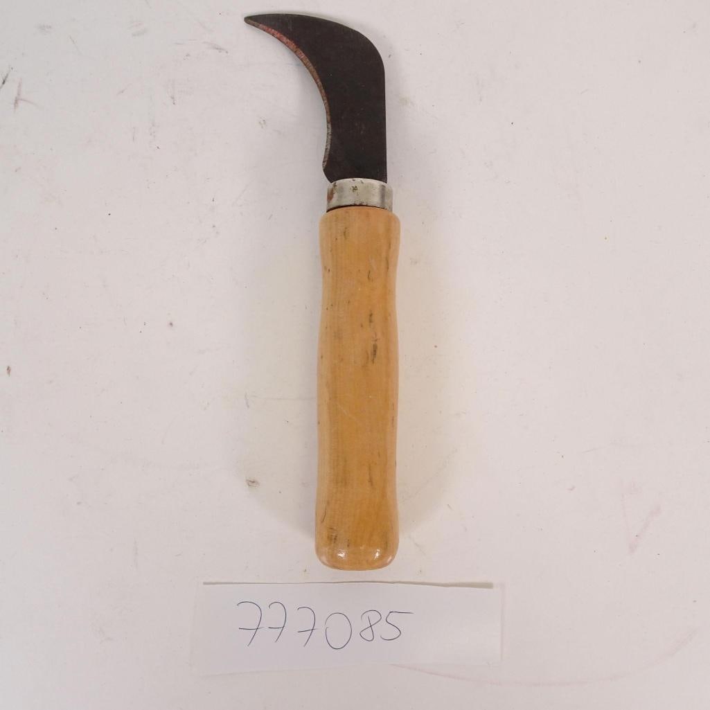 Vintage Curved Hook Knife with Wooden Handle: Authentic vintage curved hook knife featuring a solid metal blade and a wooden handle.This type of tool was traditionally used for woodworking, basket making, gardening, or orchard work, requiring pre