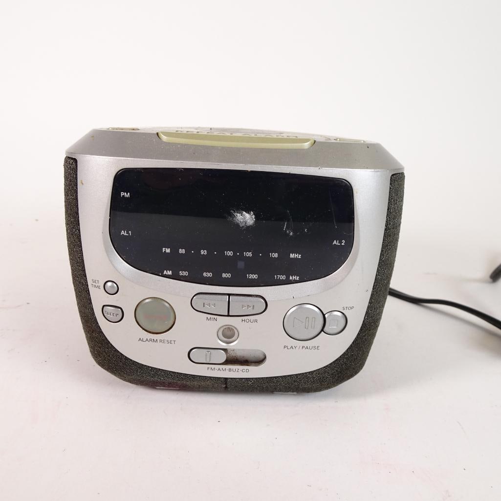 Magnavox Compact Disc Clock Radio Alarm (1 of 6)