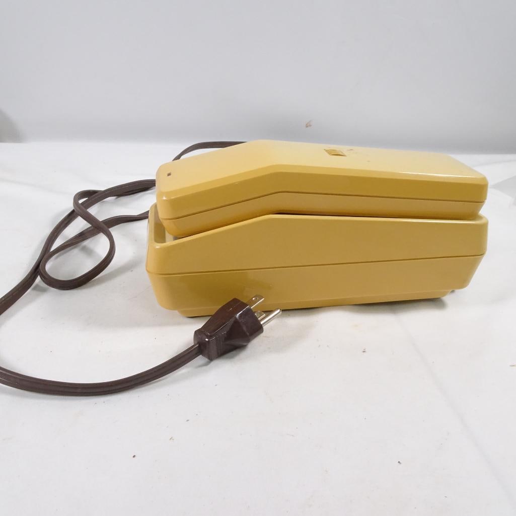 Vintage RadioShack DUOFONE ET-390 Corded Phone Retro Yellow Landline 80s: Vintage RadioShack DUOFONE ET-390 corded telephone in classic retro yellow color. Great 1980s design piece - perfect for collectors, retro decor, or prop use. Condition: Pre-owned vintage condition Vi