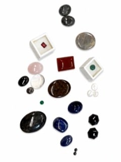 GEMSTONE WHOLESALE 22 CABACHON COLLECTION mixed lot of multi colors: 20M Rd Malachite 4.4cts, sodalite 15,8 cts 22x17mm, lapis 71 cts 20mmx 25m, sodalite 22 x 29, 3 mopl 12 m rd 9 x 6, 7 m green onyx, RQ 25 x 8m 19 cts 2 - 6mm hematite 1.7 cts, garnet 2.2 cts