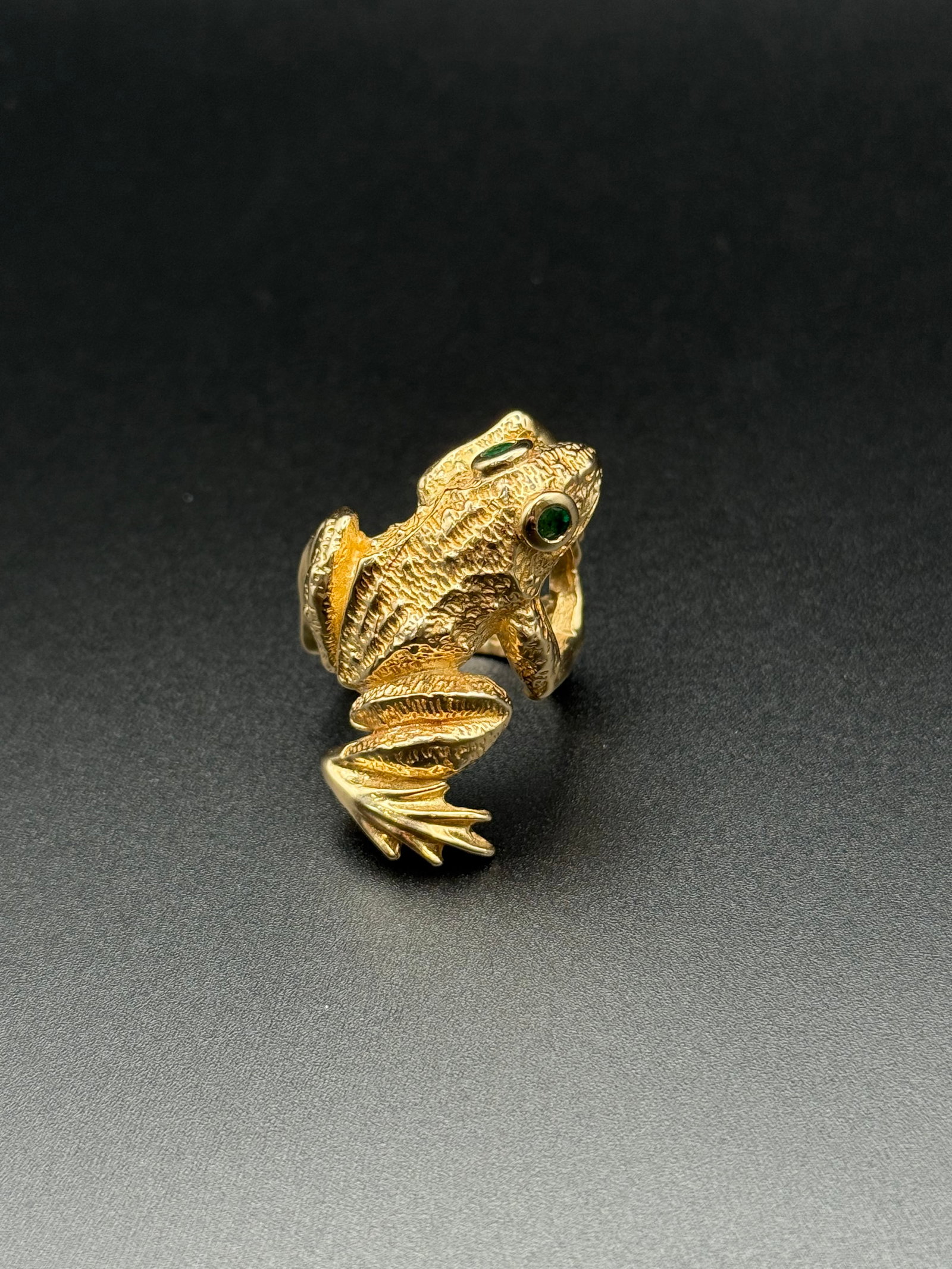 Crawling Frog Ring size 6.5: 14k solid gold (21g) two 2.75mm genuine round emerald Unique and special designer ring
