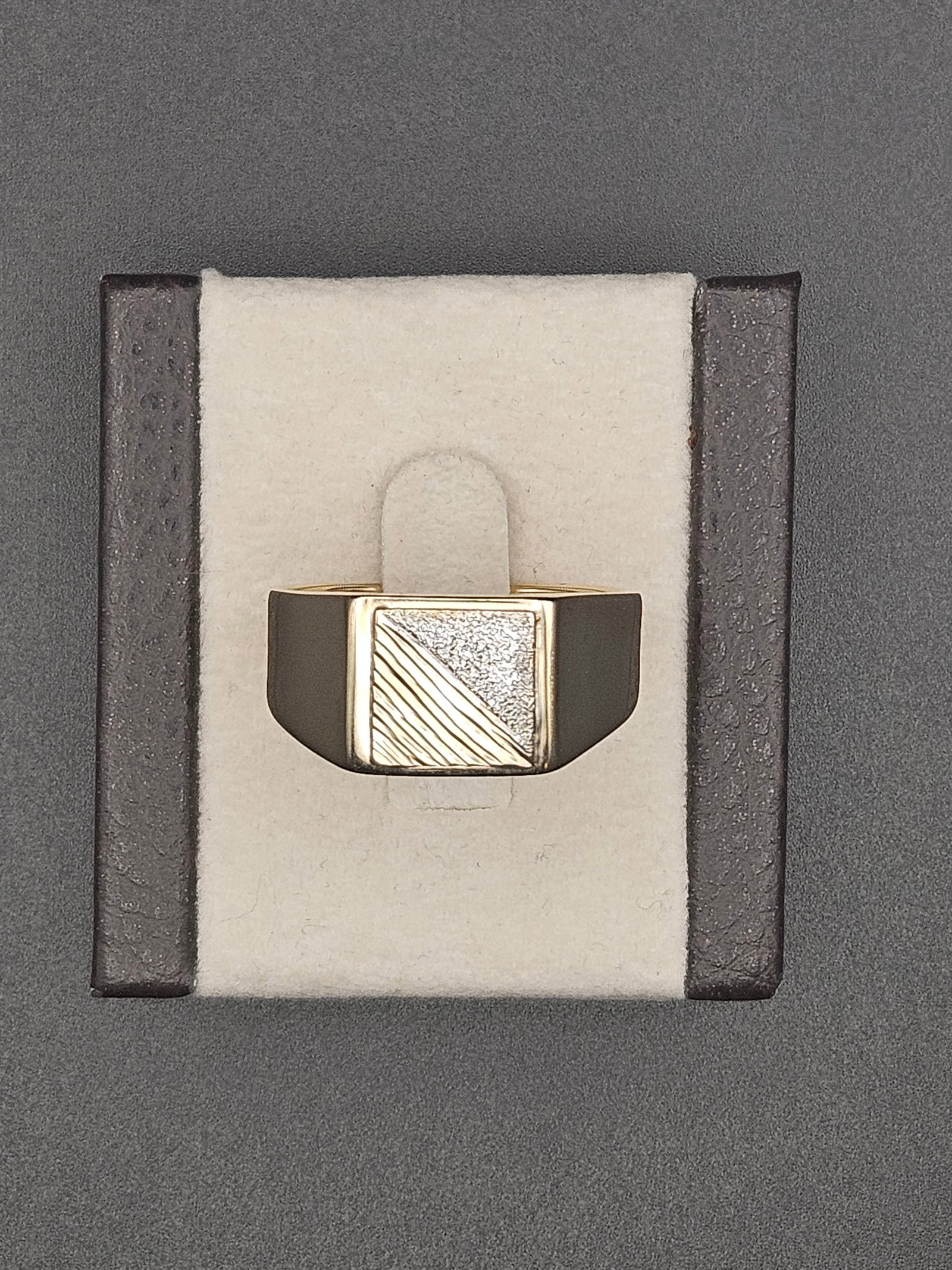 Classic Men's Size 13 Square Top Signet Ring 14K yellow gold: (weight 4.1g) one side has Diamond cut with rhodium triangle texture for diamond simulant.