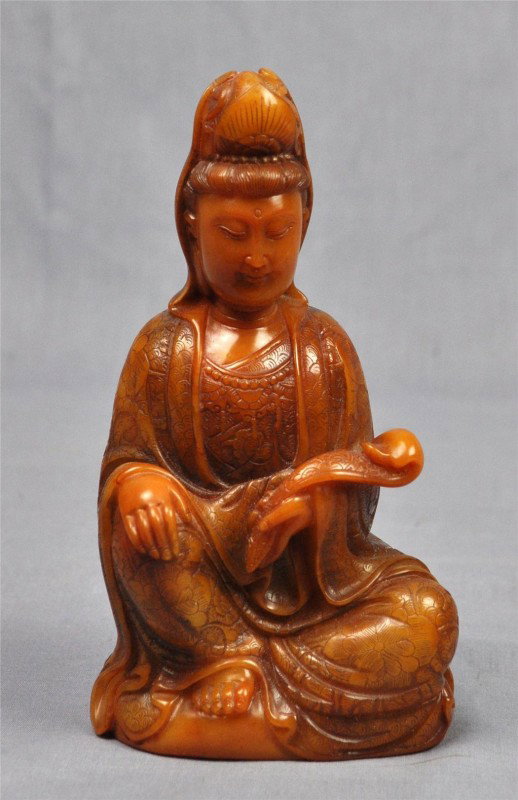 Chinese shoushan stone figure of Guanyin: Chinese shoushan stone figure of Guanyin, the Bodhisattva of Mercy seated in brocade patterned robes in a pose of royal ease with the right leg flexed, the left hand holds a wish-granting scepter to t