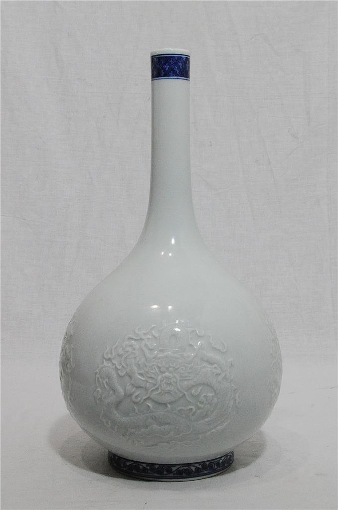Chinese Blue and White Porcelain Garlic Shape Vase: Chinese blue and white garlic shape porcelain vase, decorated with dragons. Six blue Chinese character under glaze mark on the base. Good condition. 14.25" height.