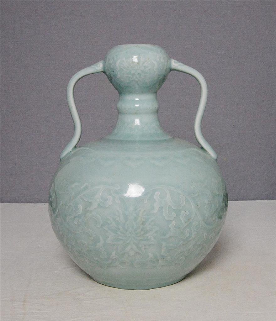 Chinese Monochrome Light Green Glaze Porcelain Vase Wit (1 of 7)