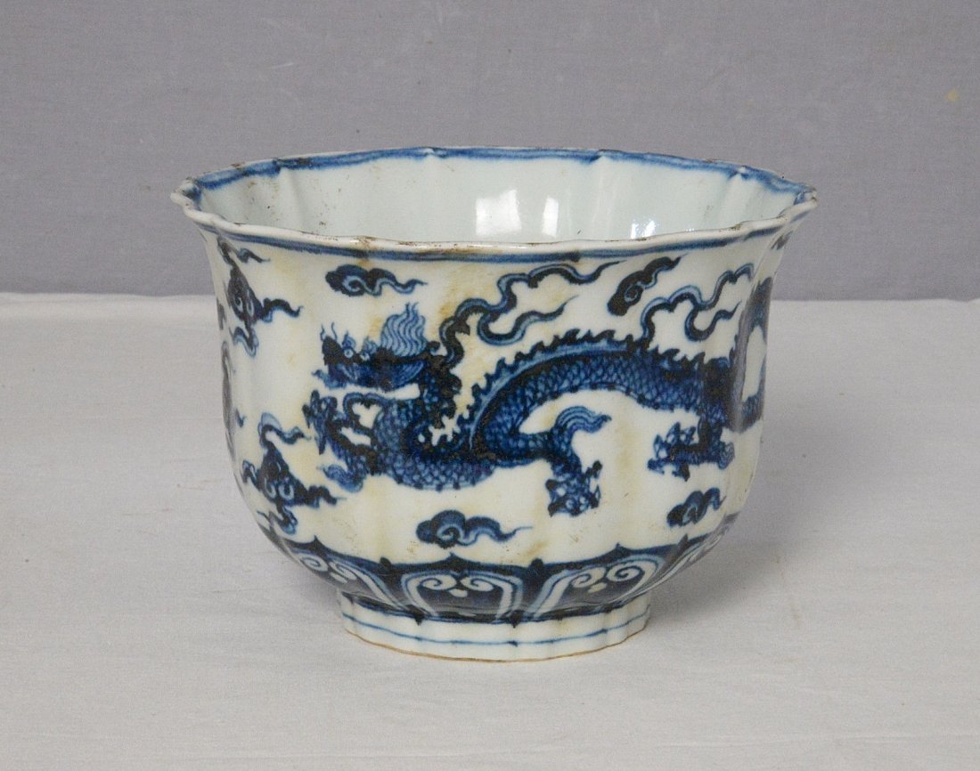 Chinese Blue and White Porcelain Bowl With Mark: Chinese blue and white porcelain bowl decorated with dragons. Six blue Chinese character under glaze mark on the base. Good condition. 6.5" diam x 4.5" height.