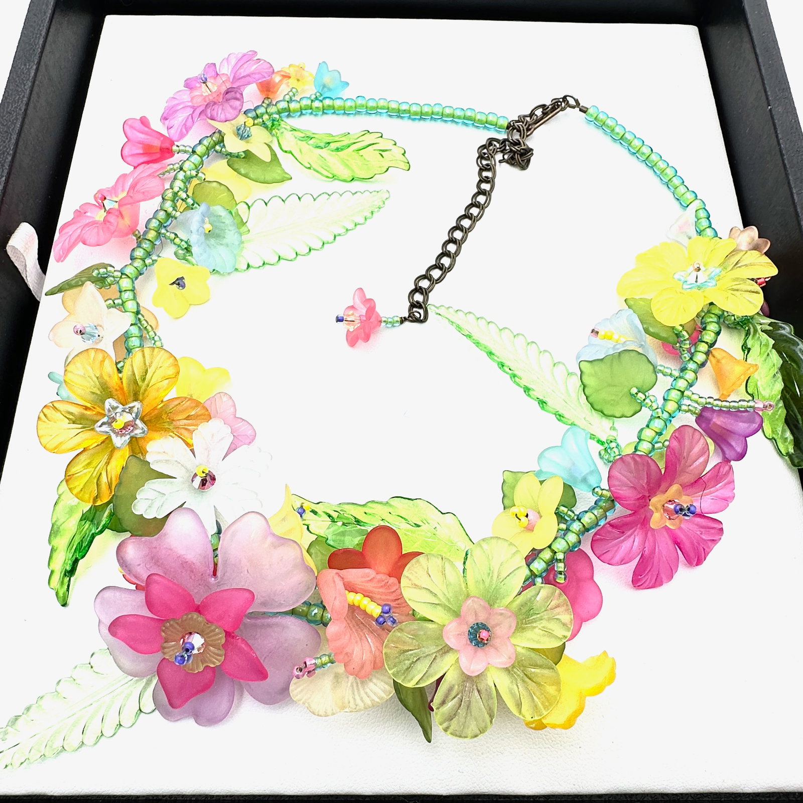 Vintage Plastics Tropical Flowers Necklace : 16 to 18 inch