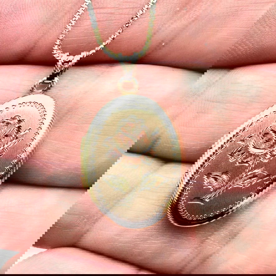 Vintage Gold Filled Flower Design Picture Locket Necklace: Vintage Gold Filled Flower Design Picture Locket Necklace
