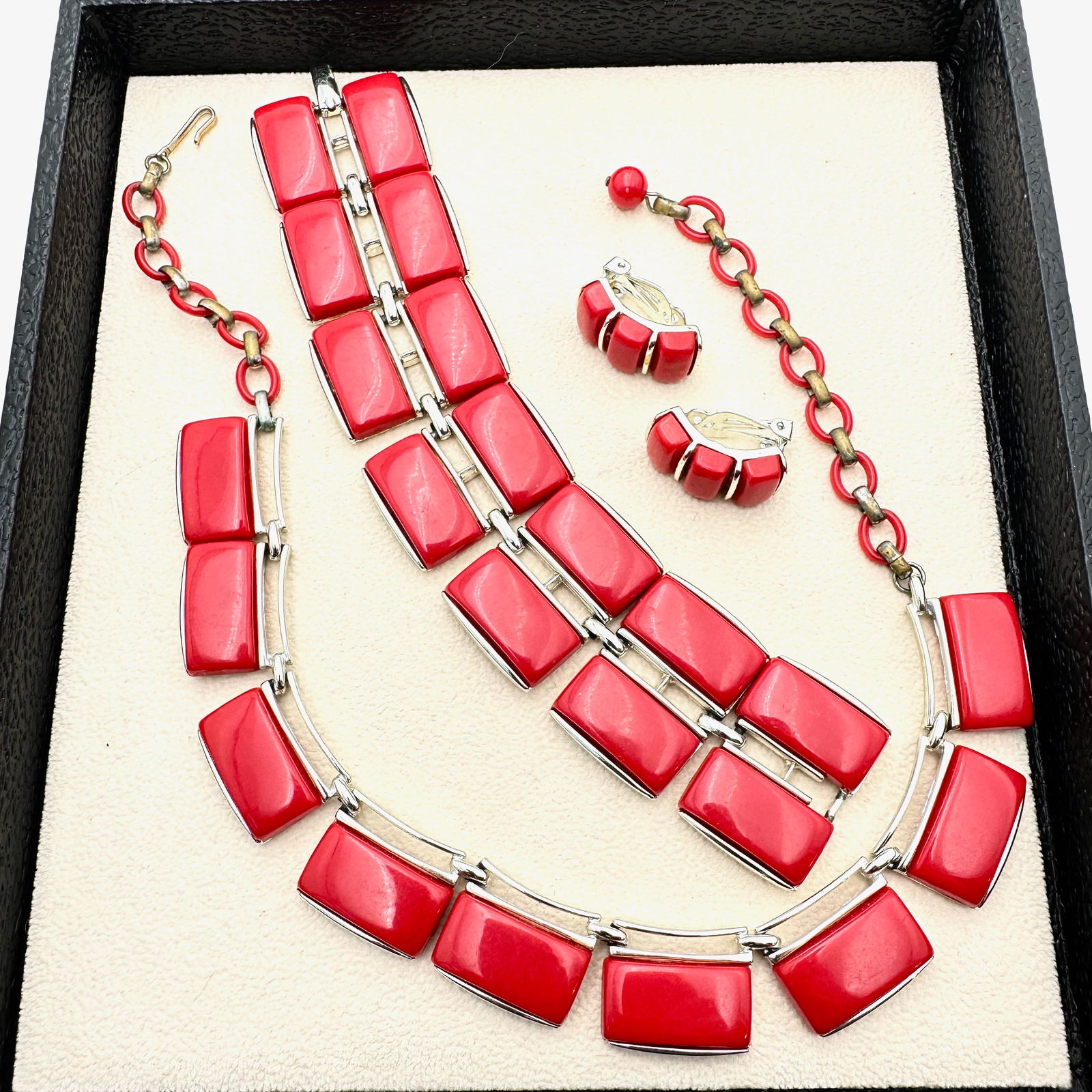 Vintage Lisner Three Piece Set Necklace Bracelet Earrings Red Thermoset (1 of 3)