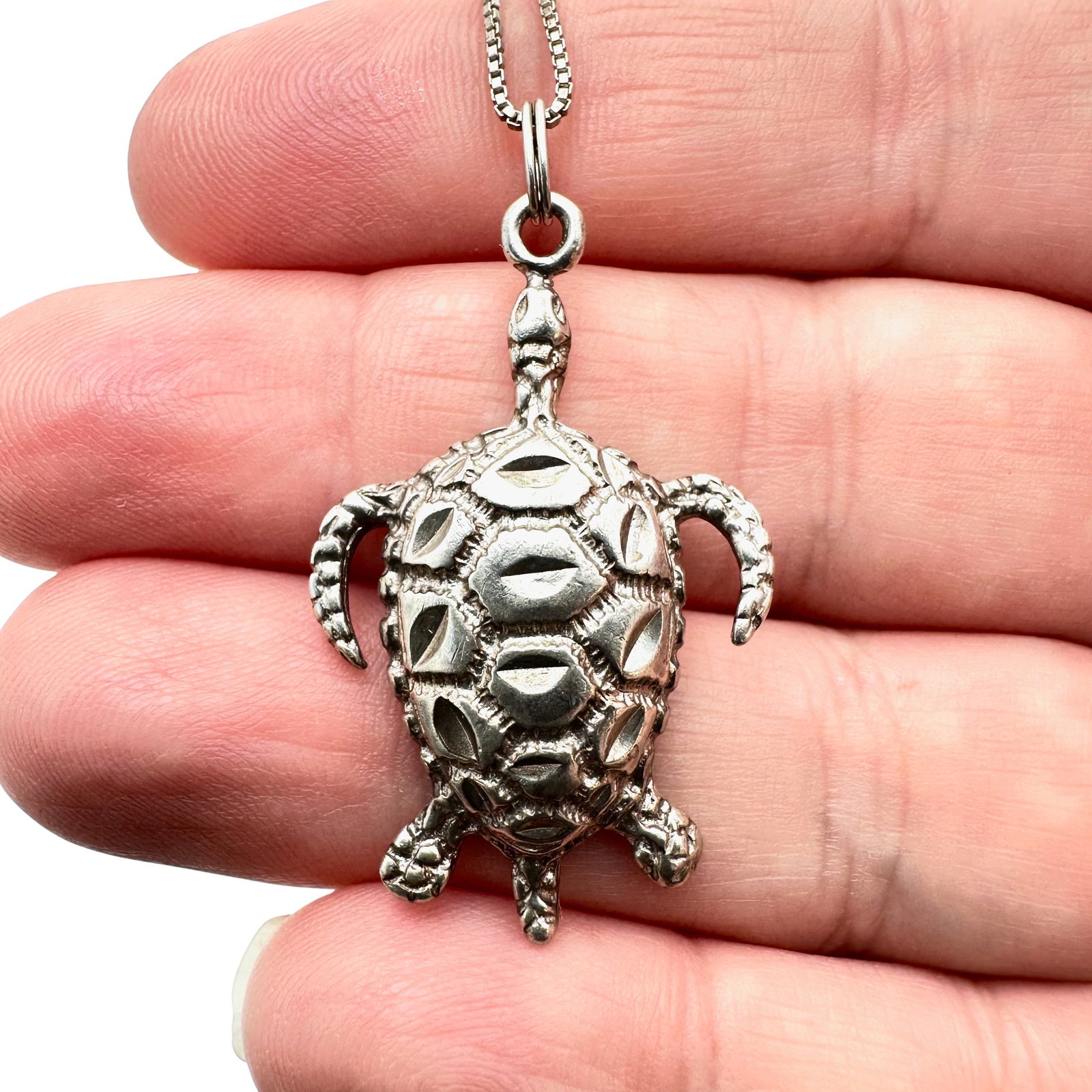 Sterling Silver Sea Turtle Pendant Necklace 16 Inch Chain 2 Inch Pendant 6.1 Grams: Sterling Silver Sea Turtle Pendant Necklace 16 Inch Chain 2 Inch Pendant 6.1 Grams