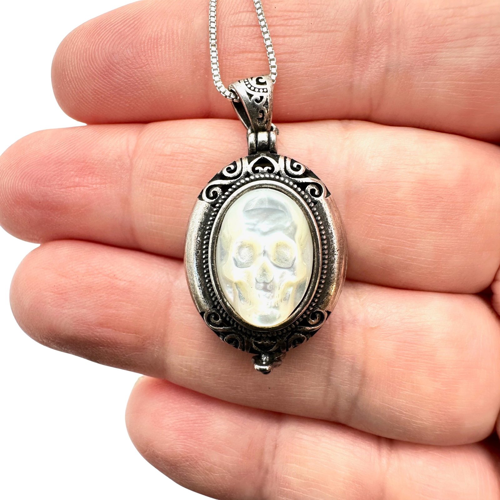 Mother of Pearl Skull Picture Poison Locket Pendant Necklace 18 Inch 8.7 Grams: Mother of Pearl Skull Picture Poison Locket Pendant Necklace 18 Inch 8.7 Grams