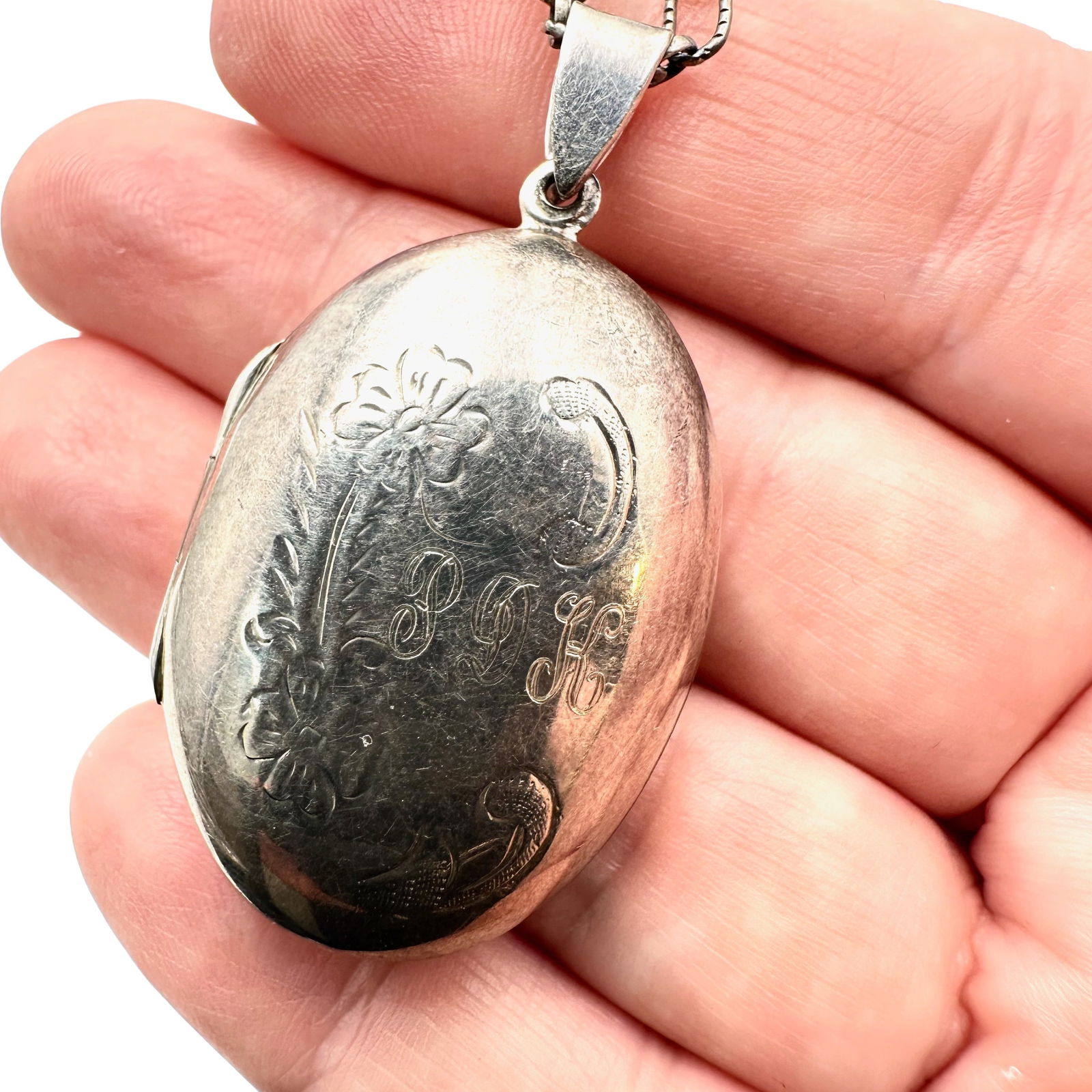 Vintage Engraved Sterling Silver Oval Locket Pendant Necklace 20 Inch Chain 14 Grams (1 of 3)