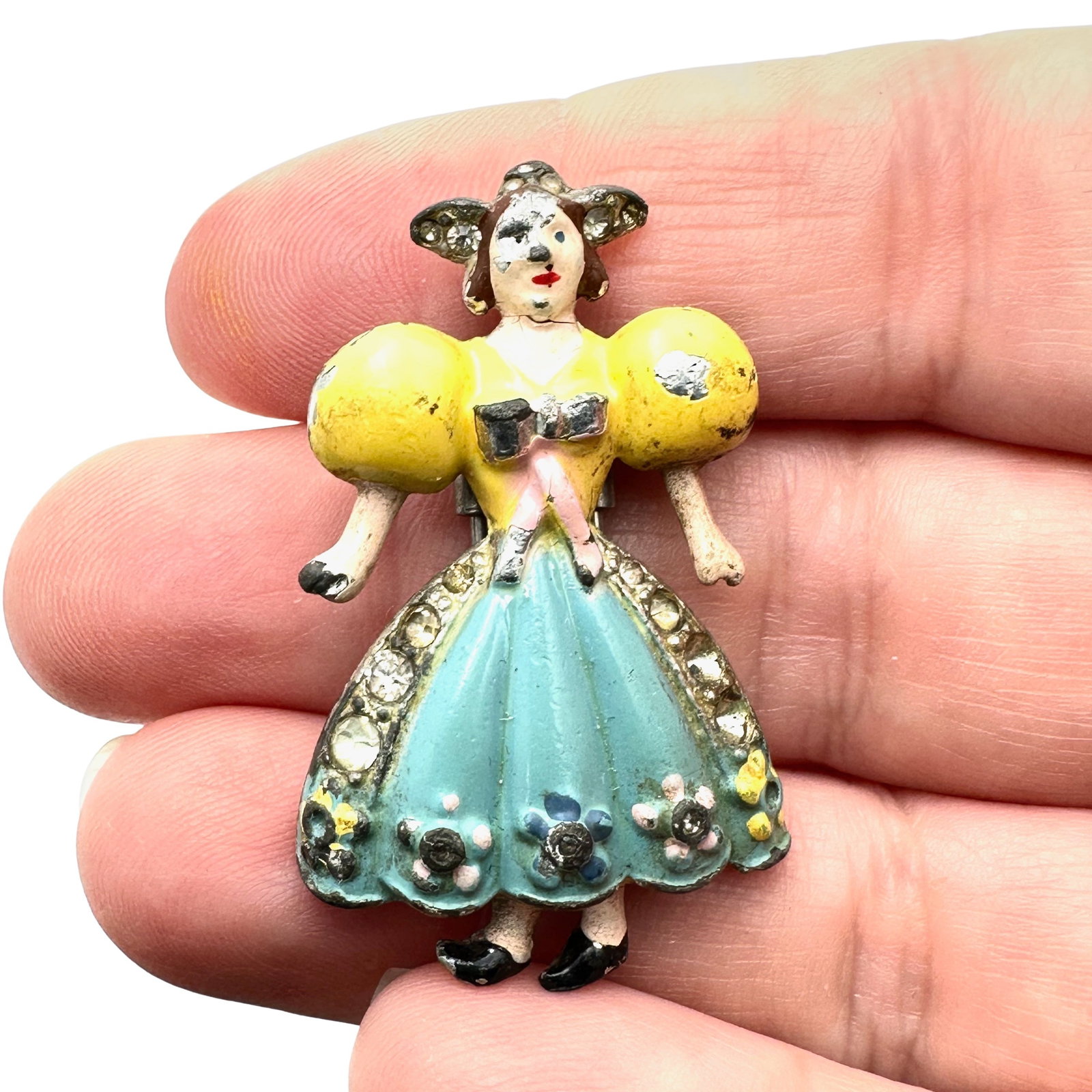 Vintage Unsigned Trifari Mrs Dutch 1940s Fur Clip Pot Metal Enamel Painted: Vintage Unsigned Trifari Mrs Dutch 1940s Fur Clip Pot Metal Enamel Painted
