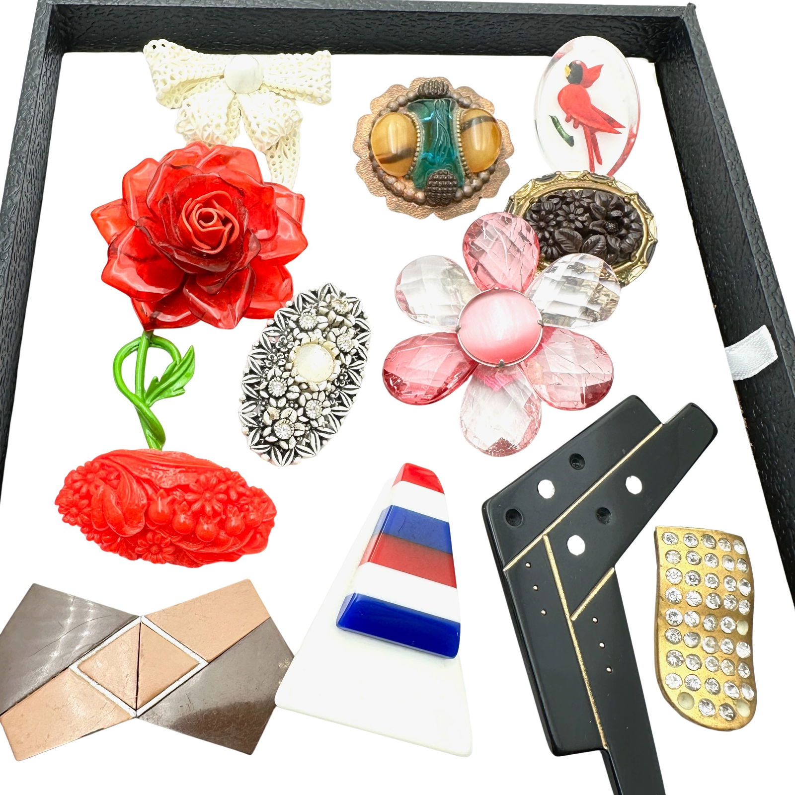 Jewelry Group Vintage Plastic Lucite Brooches Buckles Fur Clips (1 of 3)