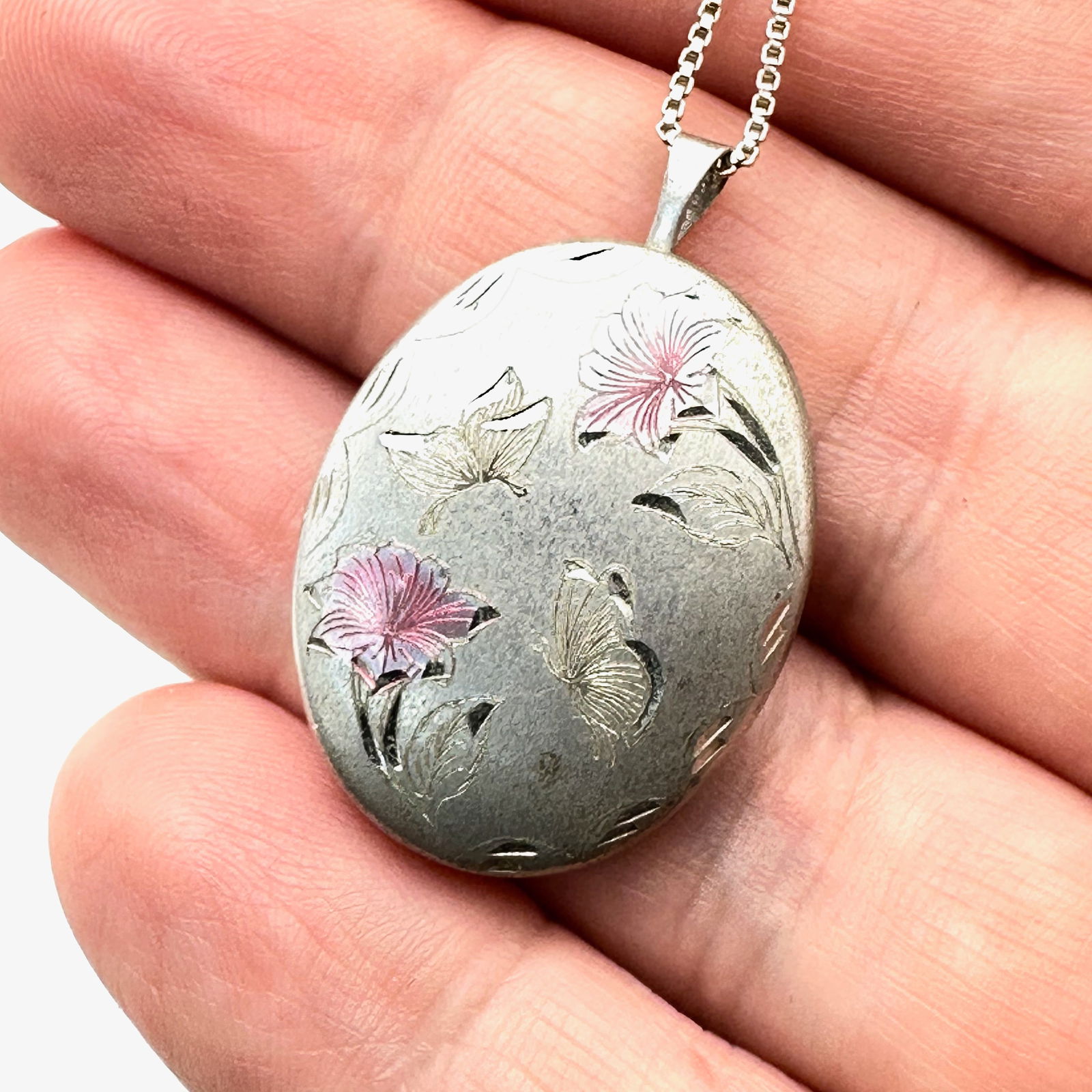 Vintage Sterling Silver Oval Picture Locket Pendant Necklace 18 Inch Chain: Vintage Sterling Silver Oval Picture Locket Pendant Necklace 18 Inch Chain