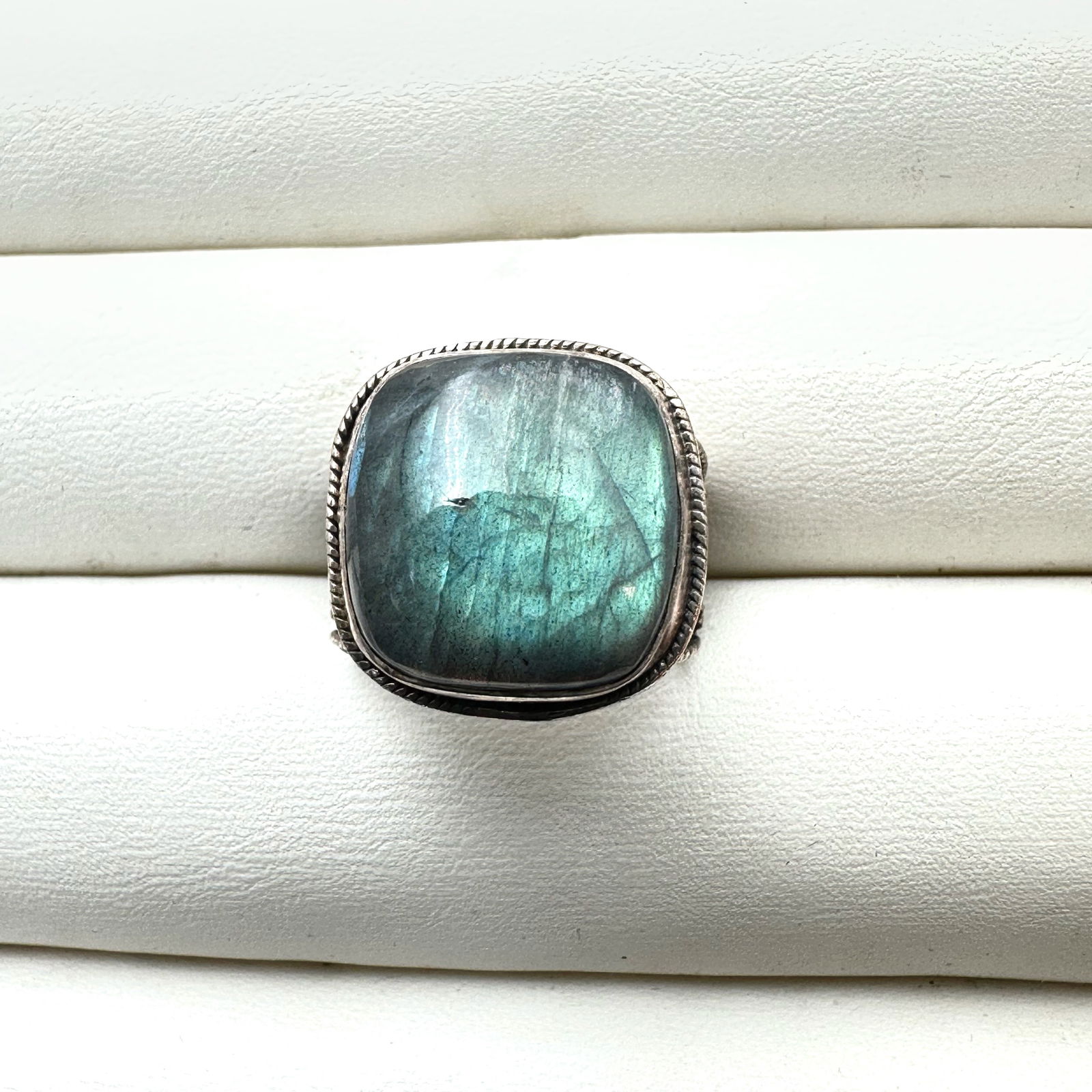 Sterling Silver Indonesian Design Labradorite Ring Size 5.5: Sterling Silver Indonesian Design Labradorite Ring Size 5.6