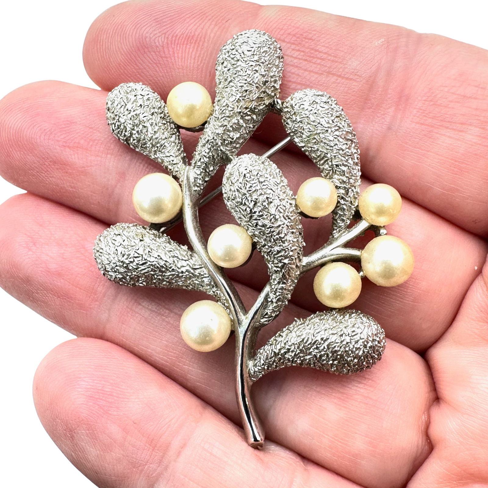 Vintage Trifari Silver Tone Faux Pearl Brooch Pin 2 Inch (1 of 2)