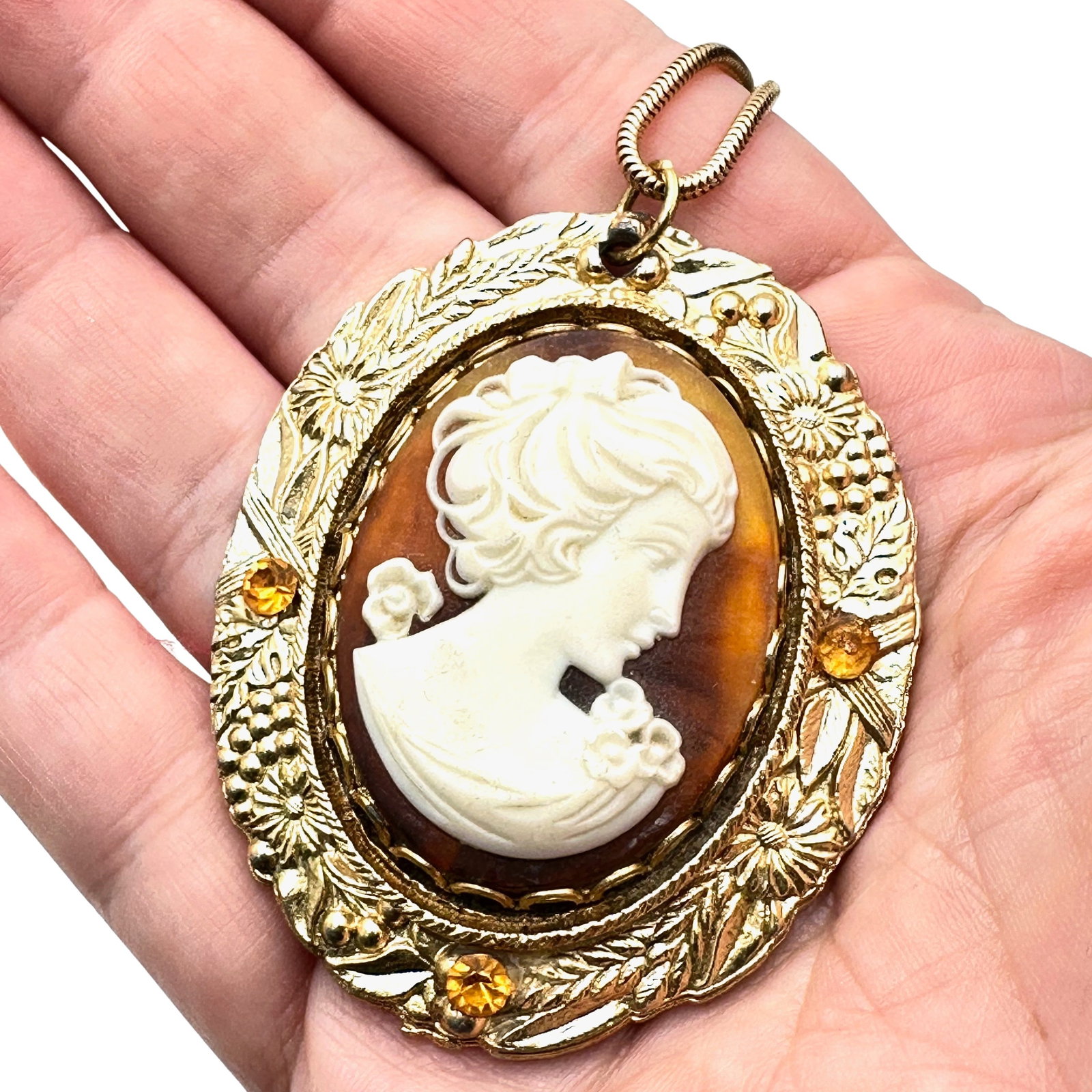 Vintage Large Cameo Pendant Gold Tone Necklace 18 Inch Chain: Vintage Large Cameo Pendant Gold Tone Necklace 18 Inch Chain
