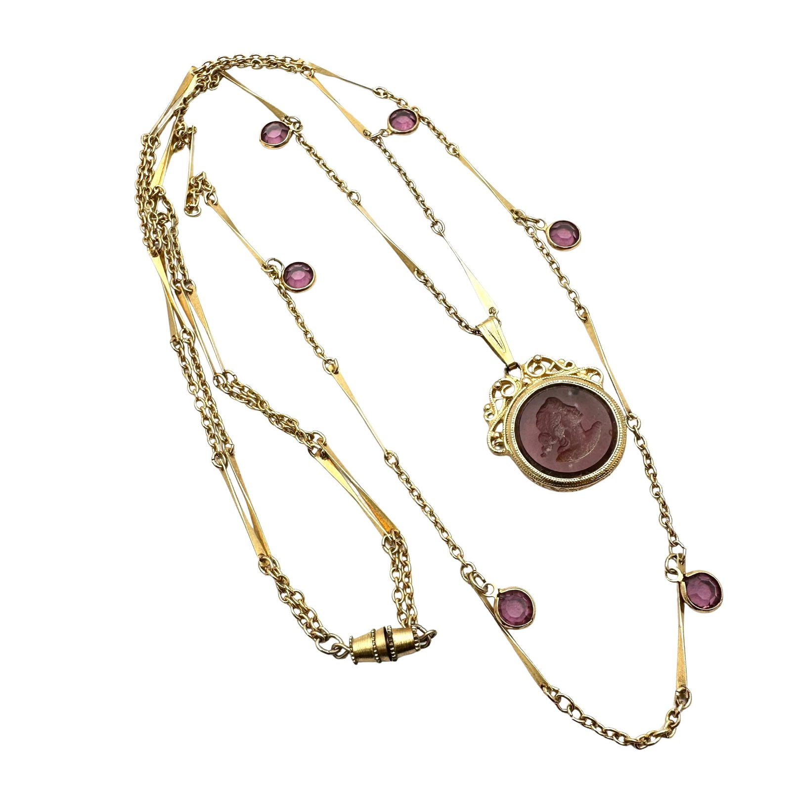Vintage Unsigned Goldette Purple Glass Intaglio Pendant Gold Tone Necklace 20 Inch: Vintage Unsigned Goldette Purple Glass Intaglio Pendant Gold Tone Necklace 20 Inch