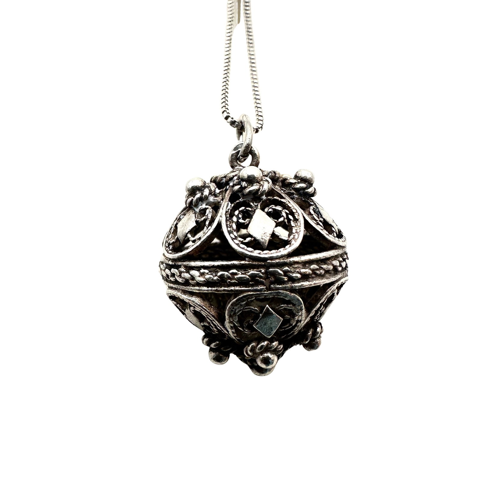 Vintage Sterling Silver Filigree Ball Pendant 24 Inch Chain 10 Grams: Vintage Sterling Silver Filigree Ball Pendant 24 Inch Chain 10 Grams
