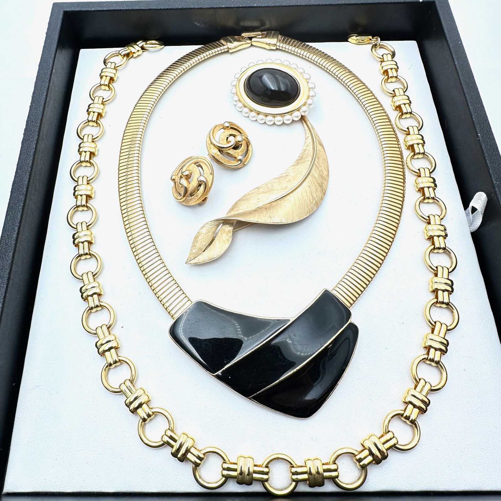 Vintage Group Gold Tone Jewelry Trifari Necklace Brooch Earrings Napier: Vintage Group Gold Tone Jewelry Trifari Necklace Brooch Earrings Napier