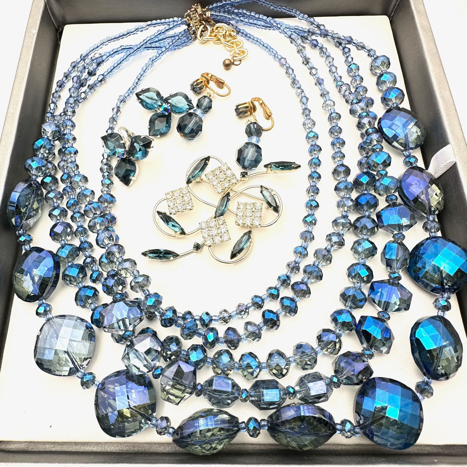 Vintage Blue Jewelry Group Glass Bead Necklace Rhinestone Brooch Earrings (1 of 2)