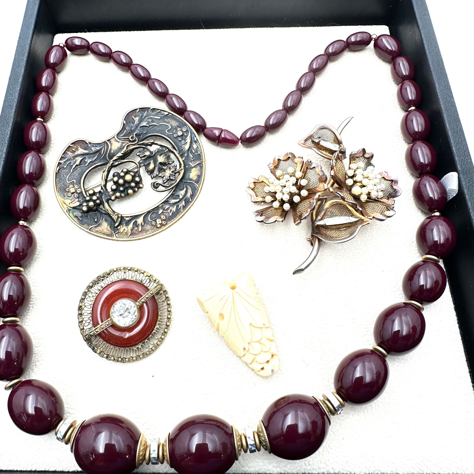 Vintage Jewelry Group Burgundy Early Plastic Beads Fur Clip Brooches: Vintage Jewelry Group Burgundy Early Plastic Beads Fur Clip Brooches