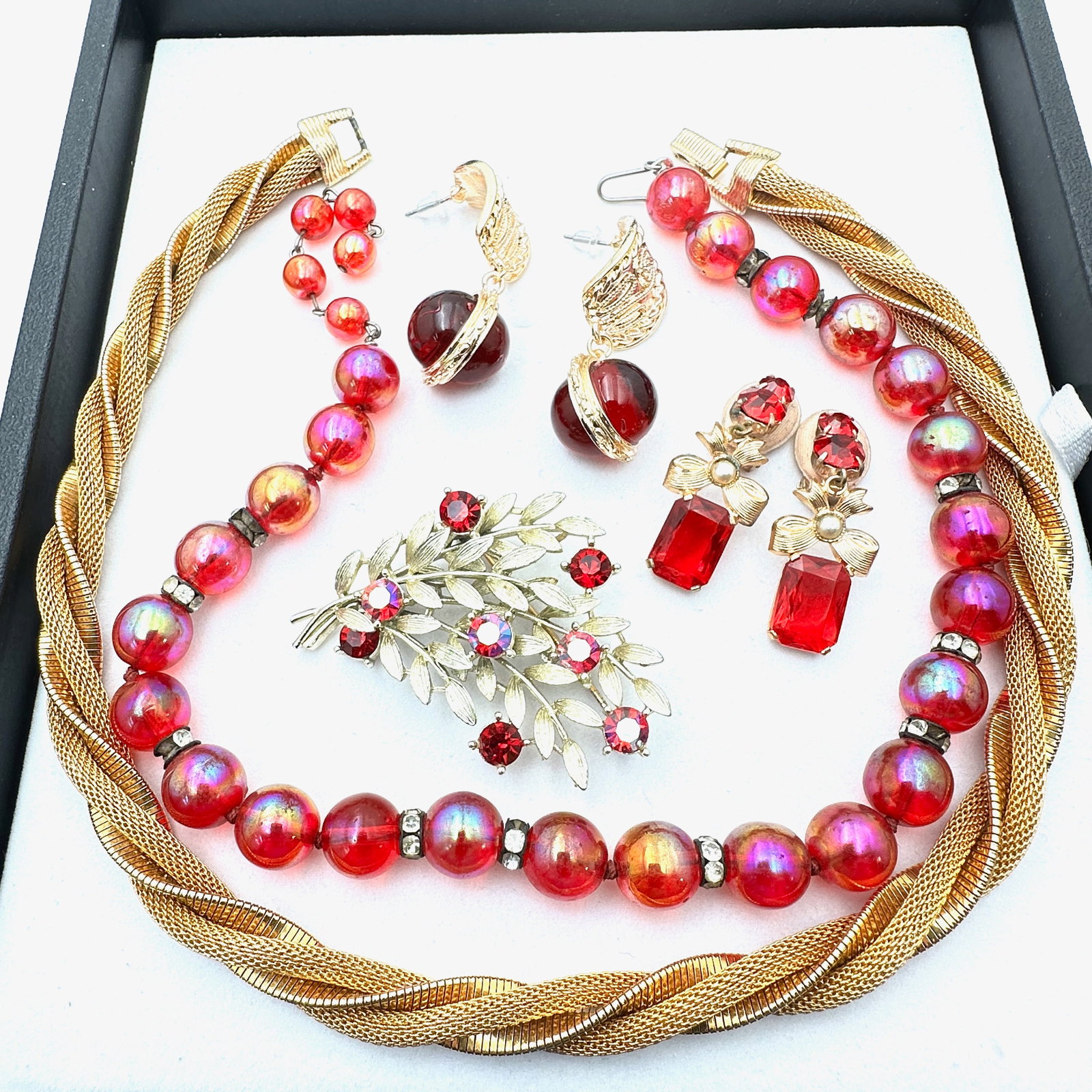 Vintage Jewelry Group Red Bead Necklace Fancy Gold Tone Twisted Chain Choker Rhinestone Brooch: Vintage Jewelry Group Red Bead Necklace Fancy Gold Tone Twisted Chain Choker Rhinestone Brooch