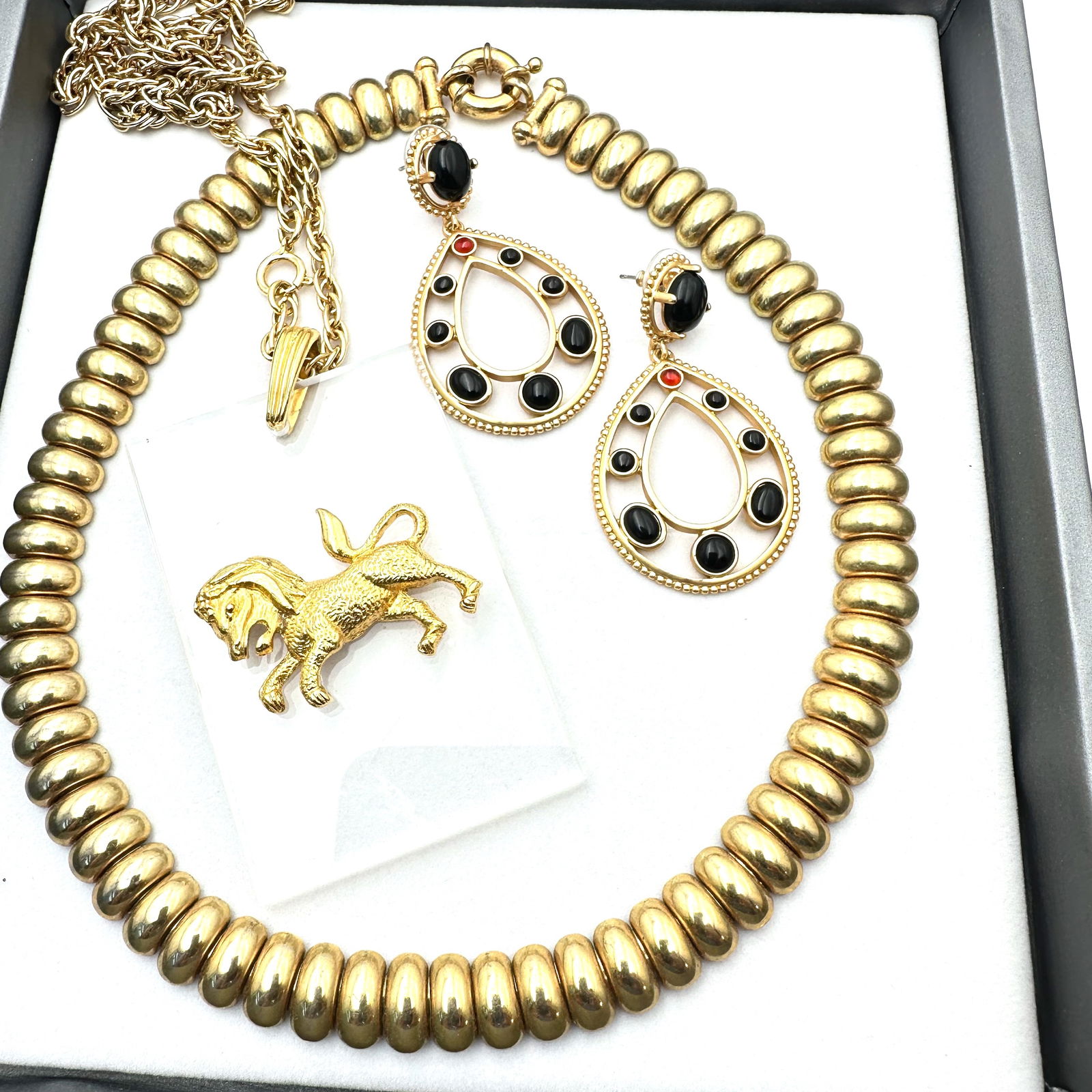 Vintage Gold Tone Jewelry Group Lucite Gold Tone Lion Pendant Wide Chain Choker Black Earrings (1 of 2)