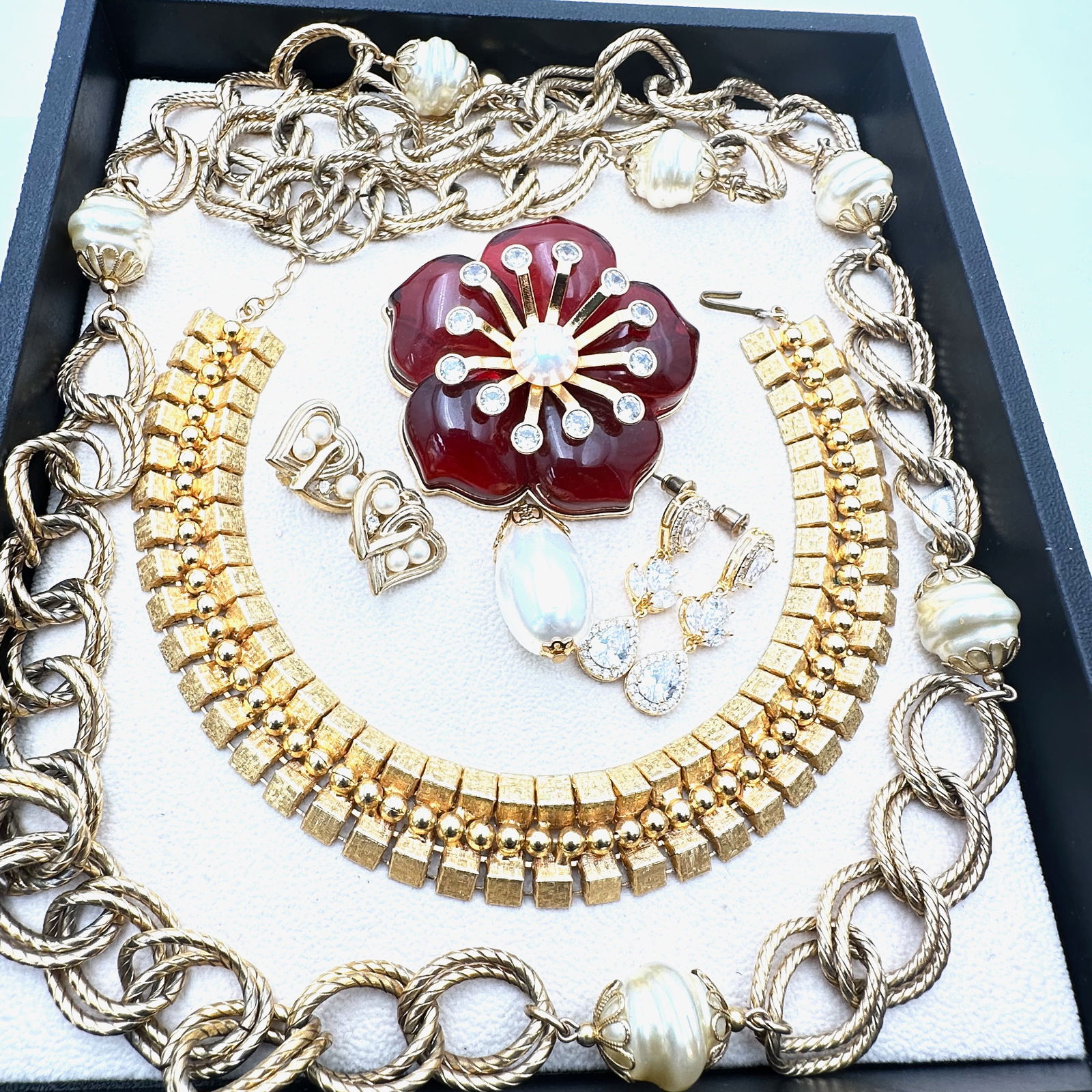 Jewelry Group Vintage Lucite Flower Brooch Gold Tone Earrings Necklaces Faux Pearl: Jewelry Group Vintage Lucite Flower Brooch Gold Tone Earrings Necklaces Faux Pearl