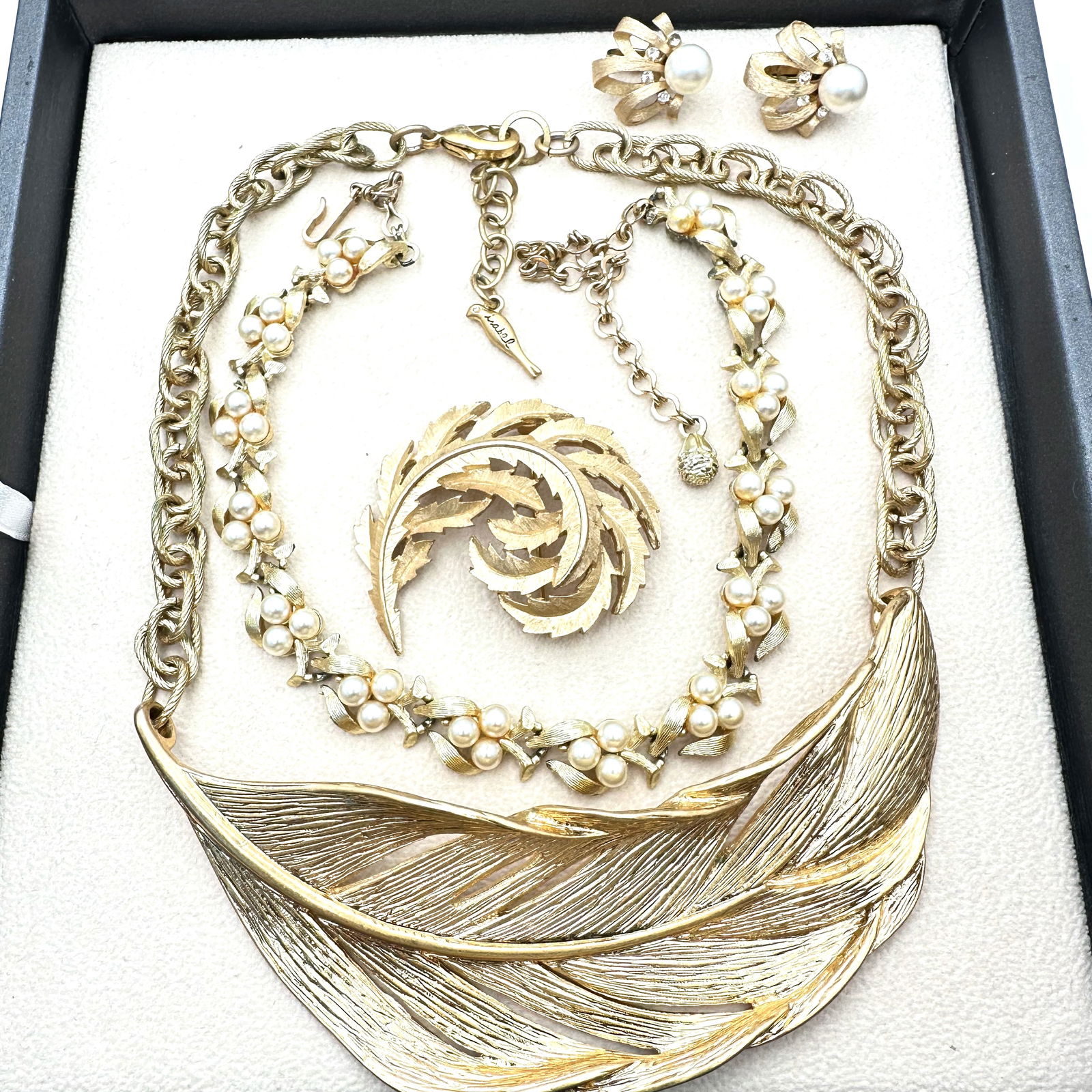 Jewelry Group Vintage Trifari Brooch Earrings Statement Gold Tone Necklace Faux Pearl (1 of 2)