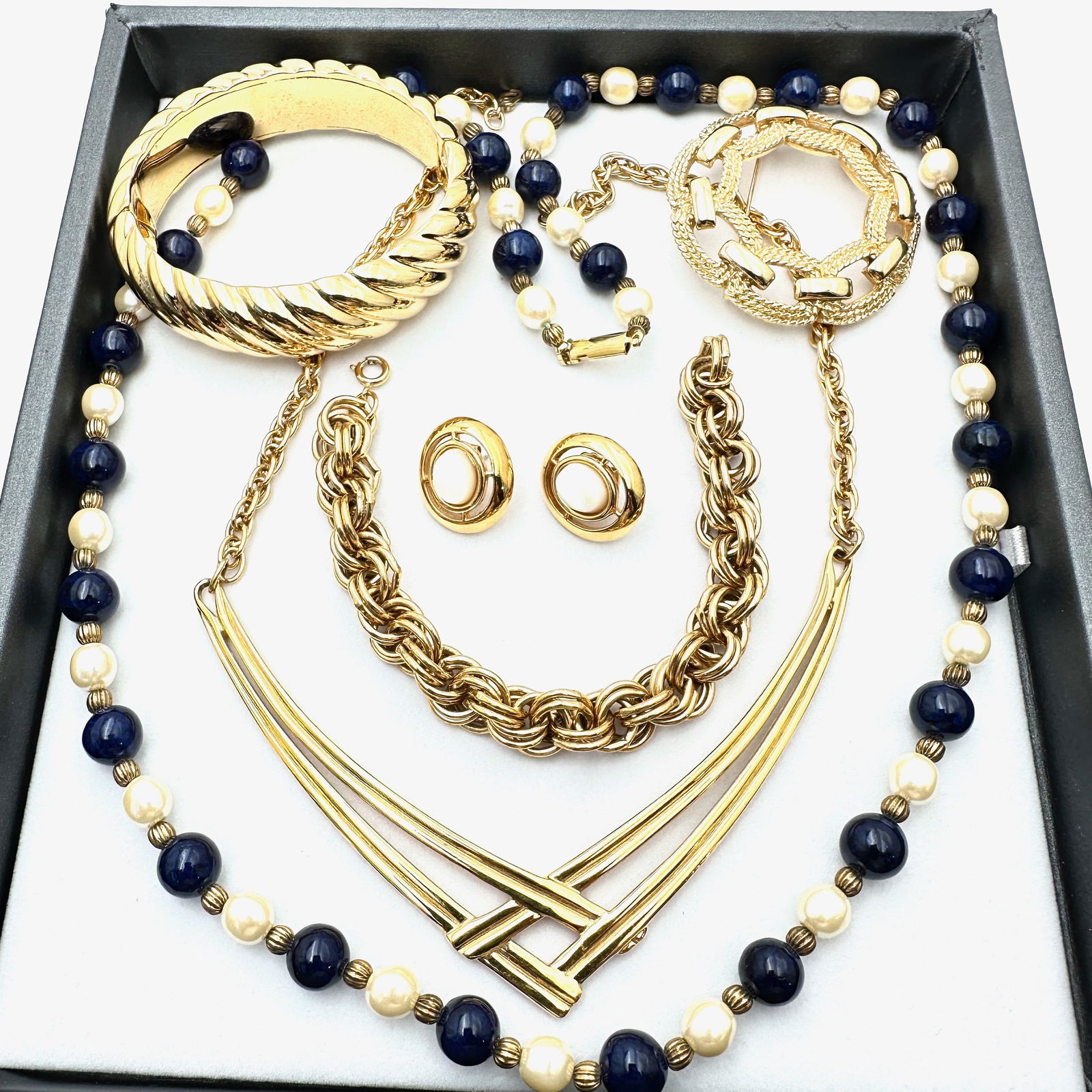 Jewelry Group Vintage Monet Gold Tone Necklace Hinged Bangle Bracelet Brooch Earrings: Jewelry Group Vintage Monet Gold Tone Necklace Hinged Bangle Bracelet Brooch Earrings