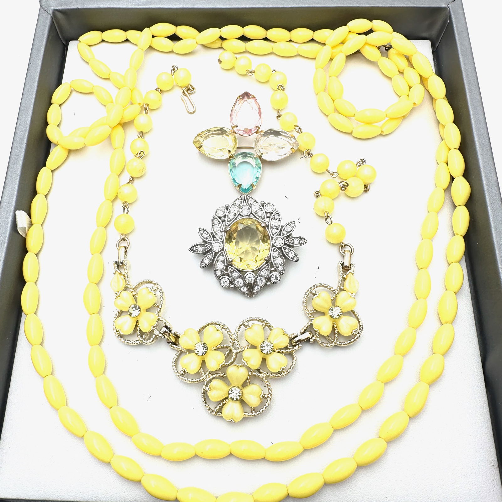 Jewelry Group Vintage Glass Bead necklace Rhinestone Brooches Lucite Necklace: Jewelry Group Vintage Glass Bead necklace Rhinestone Brooches Lucite Necklace