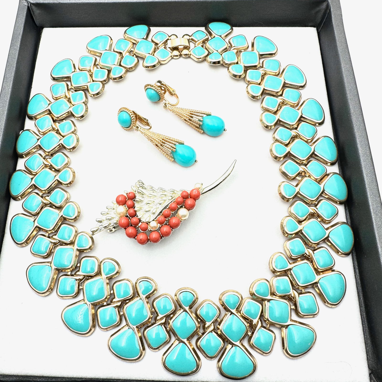 Jewelry Group Vintage Turquoise Blue Enamel Choker Necklace Faux Coral Brooch Clip Earrings: Jewelry Group Vintage Turquoise Blue Enamel Choker Necklace Faux Coral Brooch Clip Earrings