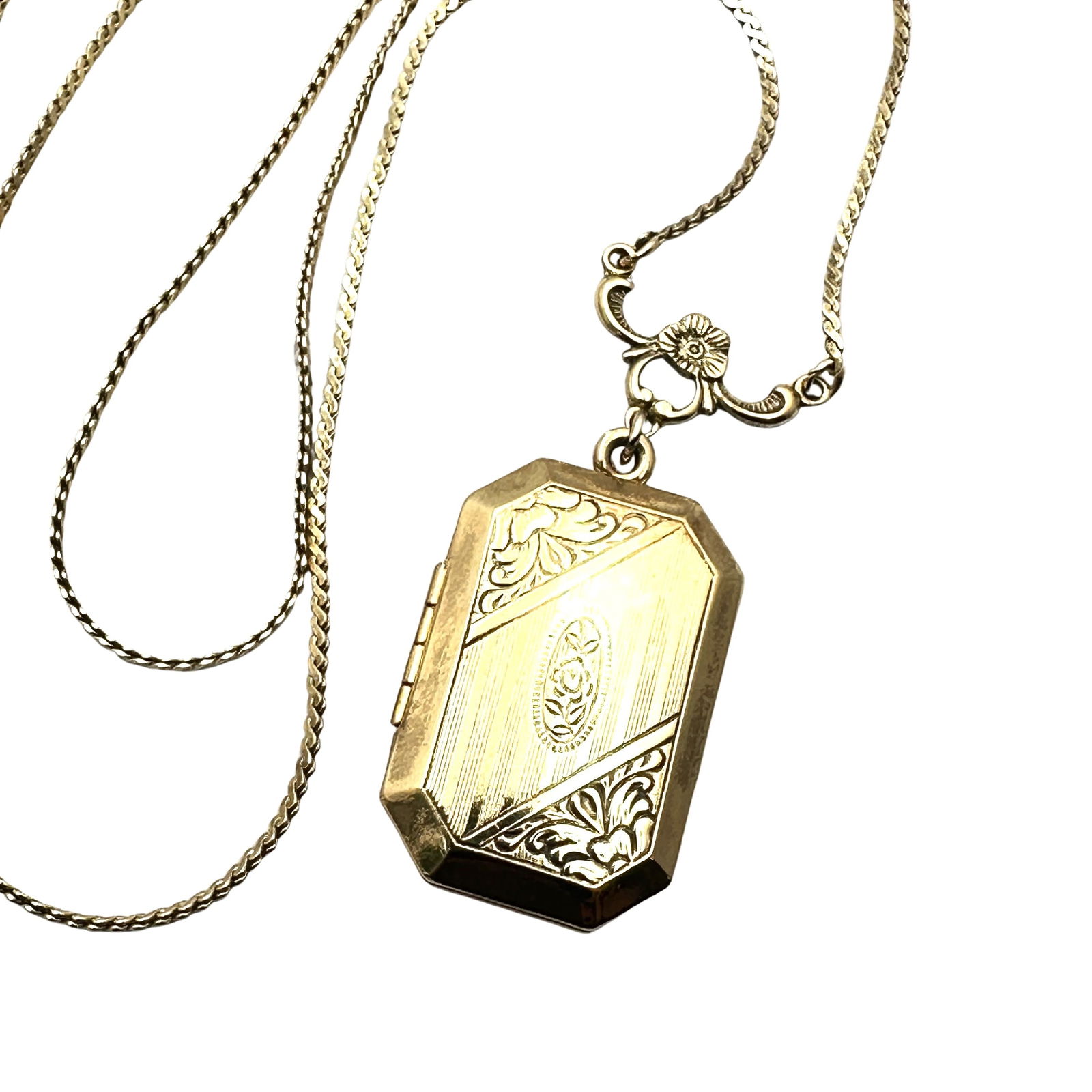 Vintage 1928 Gold Tone Picture Pendant Locket Necklace 24 Inch Length: Vintage 1928 Gold Tone Picture Pendant Locket Necklace 24 Inch Length