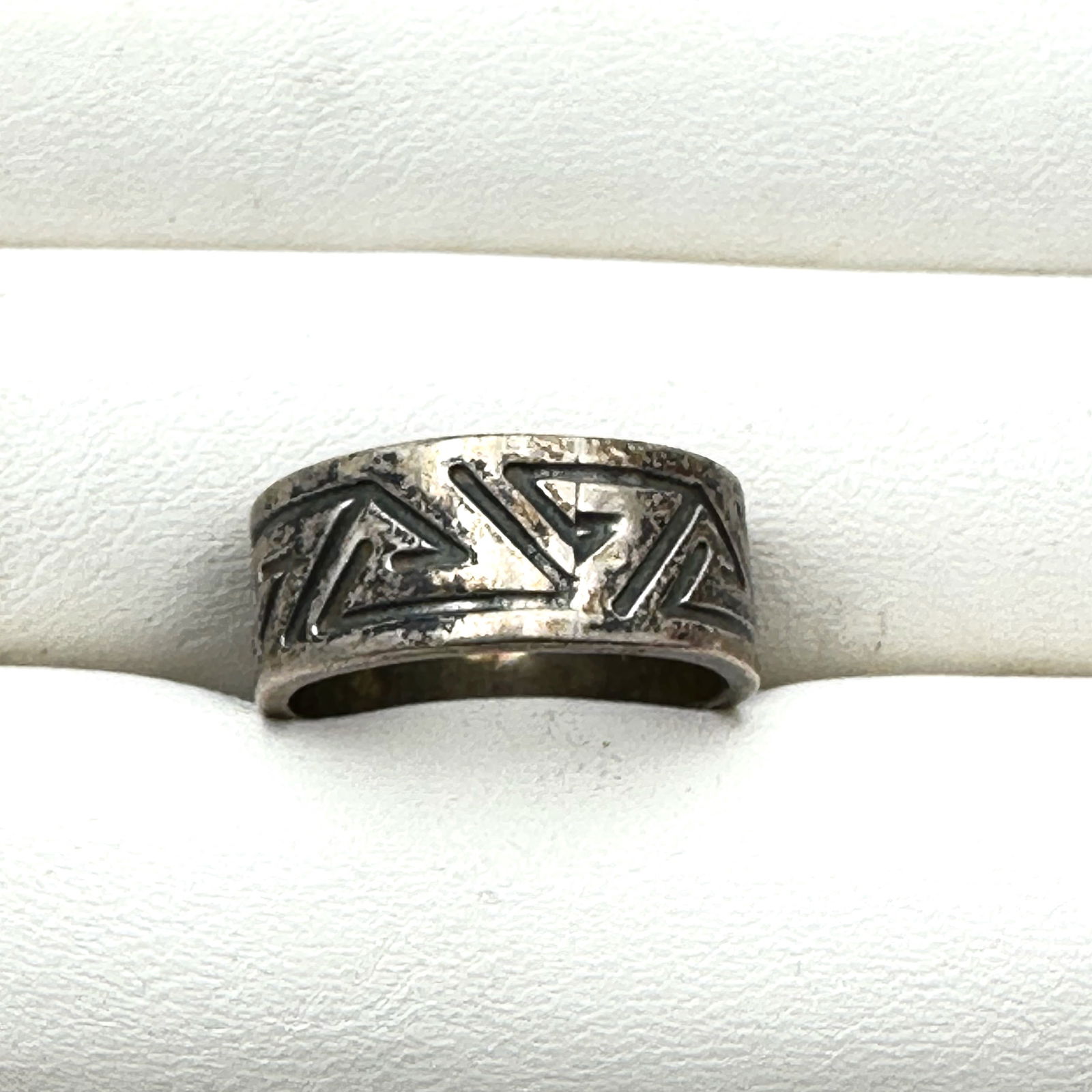 Vintage Sterling Silver Band Ring Aztec Type Design Size 8 (1 of 2)