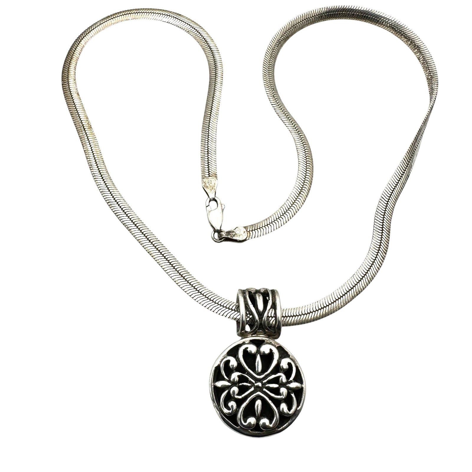 Sterling Silver Omega Chain Filigree Circle Pendant Necklace 20 Inch 31 Grams: Sterling Silver Omega Chain Filigree Circle Pendant Necklace 20 Inch 31 Grams