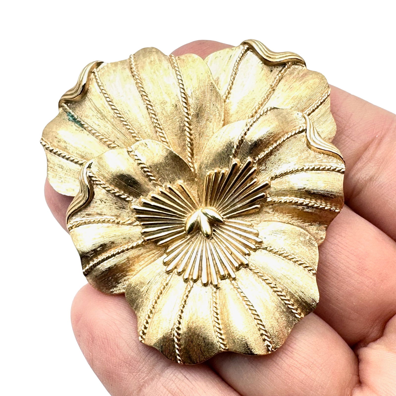 Vintage Trifari Pansy Flower Gold Tone Brooch Pin 2 Inch (1 of 2)