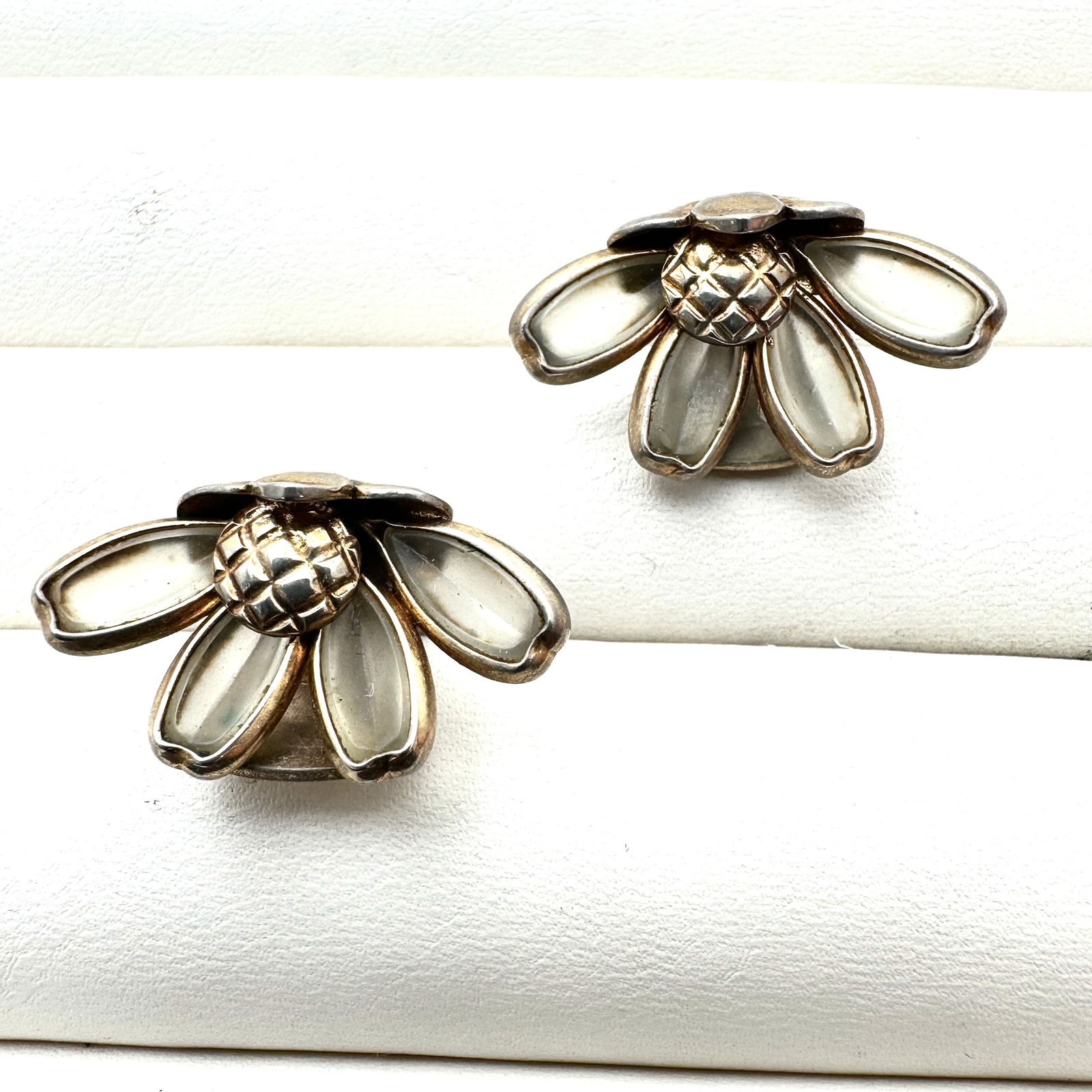 Vintage Trifari Glass Flower Design Gold Tone Clip Earrings: Vintage Trifari Glass Flower Design Gold Tone Clip Earrings