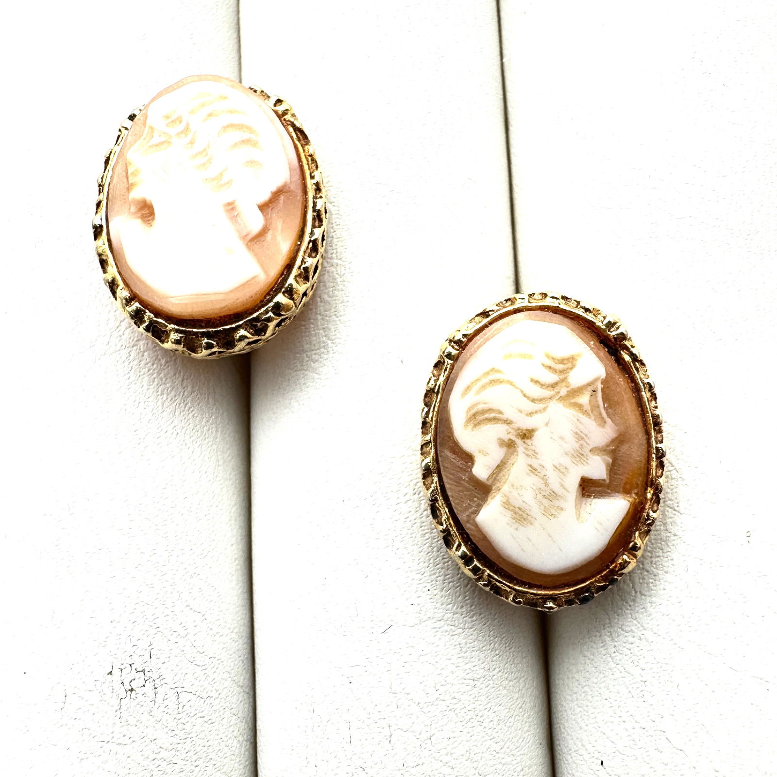 Vintage Carved Shell Cameo Gold Tone Clip Earrings 3/4 Inch: Vintage Carved Shell Cameo Gold Tone Clip Earrings 3/4 Inch