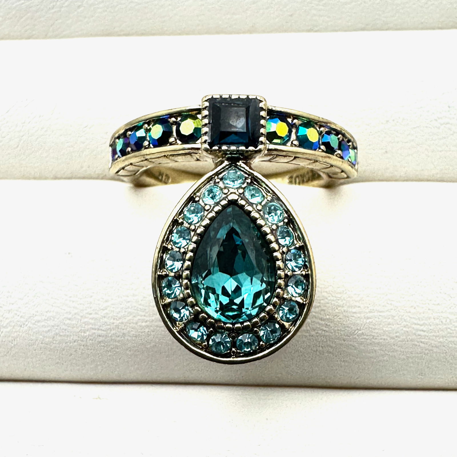 Heidi Daus Blue Crystal Antiqued Gold Tone Ring Size 8 (1 of 2)
