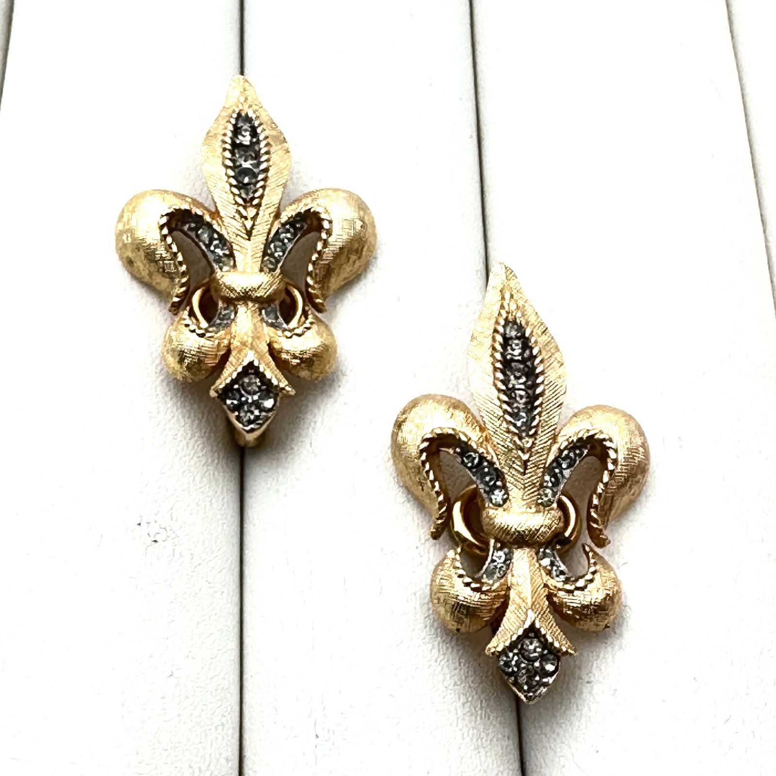 Vintage Trifari Fleur De Lis Gold Tone Clip Earrings 1.25 Inch: Vintage Trifari Fleur De Lis Gold Tone Clip Earrings 1.25 Inch