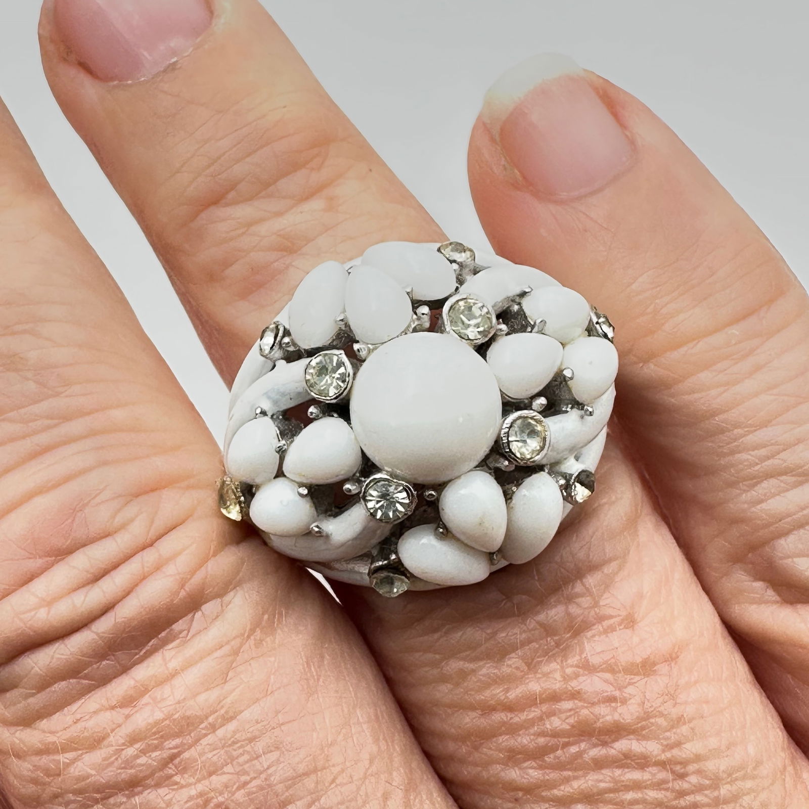 Rare Vintage Trifari White Enamel Clear rhinestone Milk Glass Silver Tone Ring Size 9 (1 of 3)