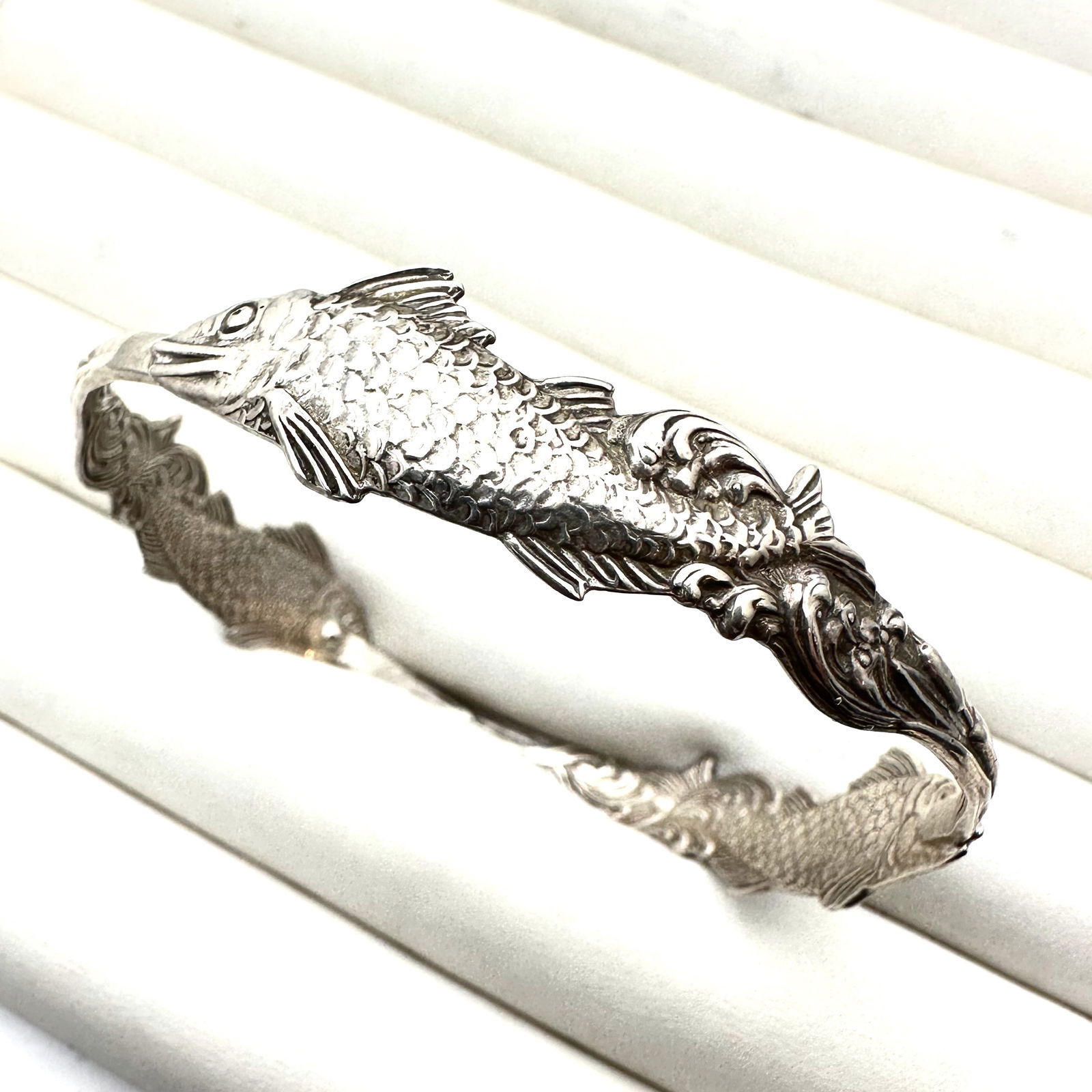 Sterling Silver Fish Design Bangle Bracelet 8.5 Inch Weight 26 Grams: Sterling Silver Fish Design Bangle Bracelet 8.5 Inch Weight 26 Grams